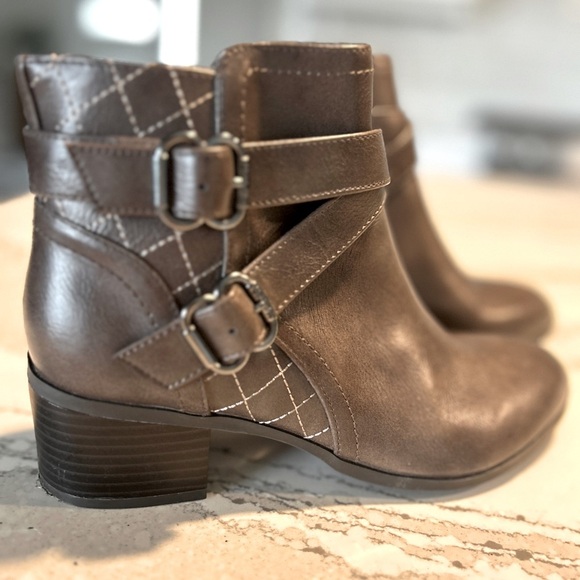 UNISA Woman’s vegan leather Zipper Boots ~ size 7 - Picture 4 of 8